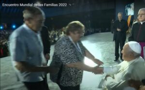 Rosita y Eduardo Cufré saludan al Papa Francisco